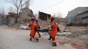 Terremoto in Cina, almeno 118 morti: si scava tra le macerie