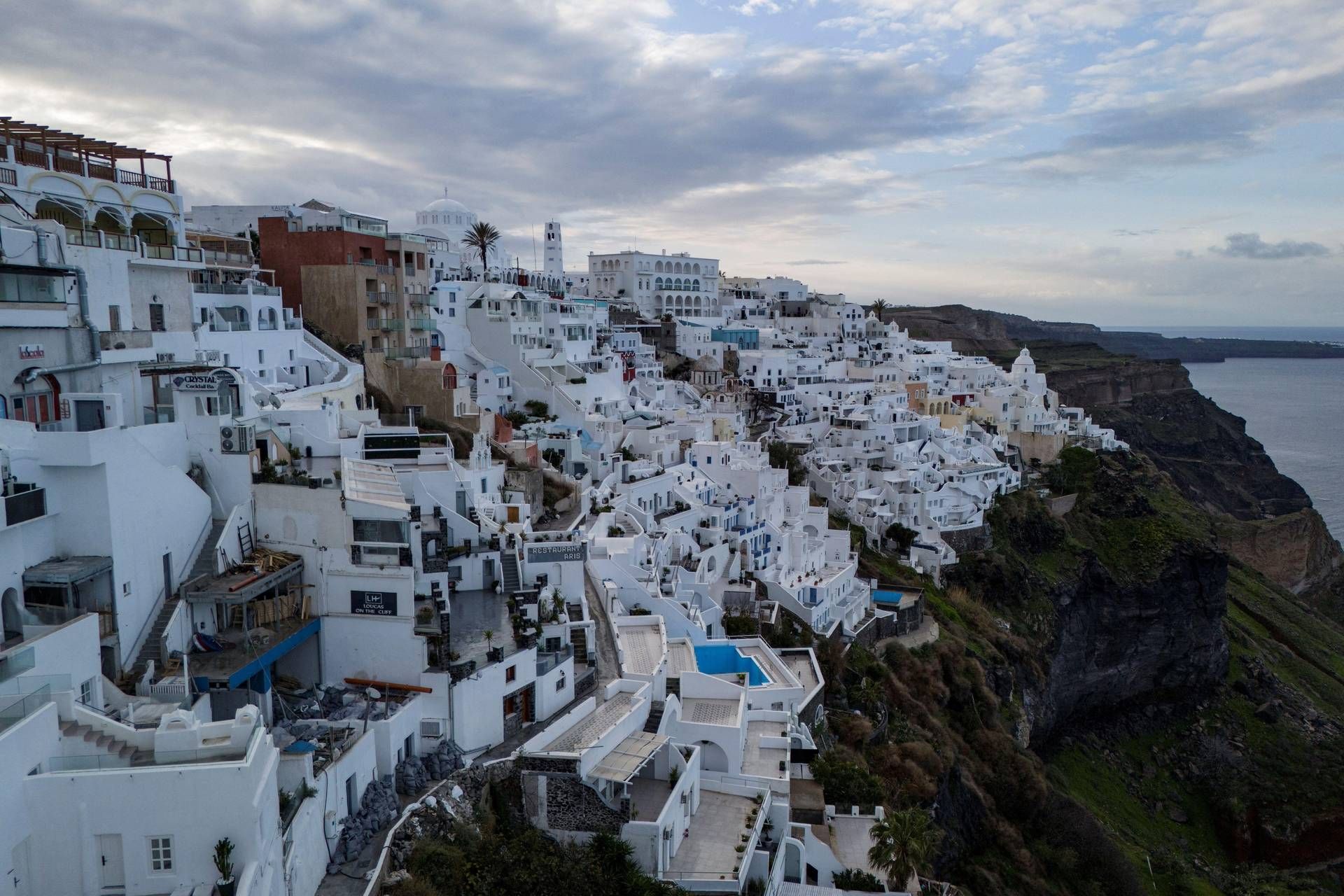 Terremoto in Grecia, fuga da Santorini: in 6mila hanno lasciato l'isola in 48 ore