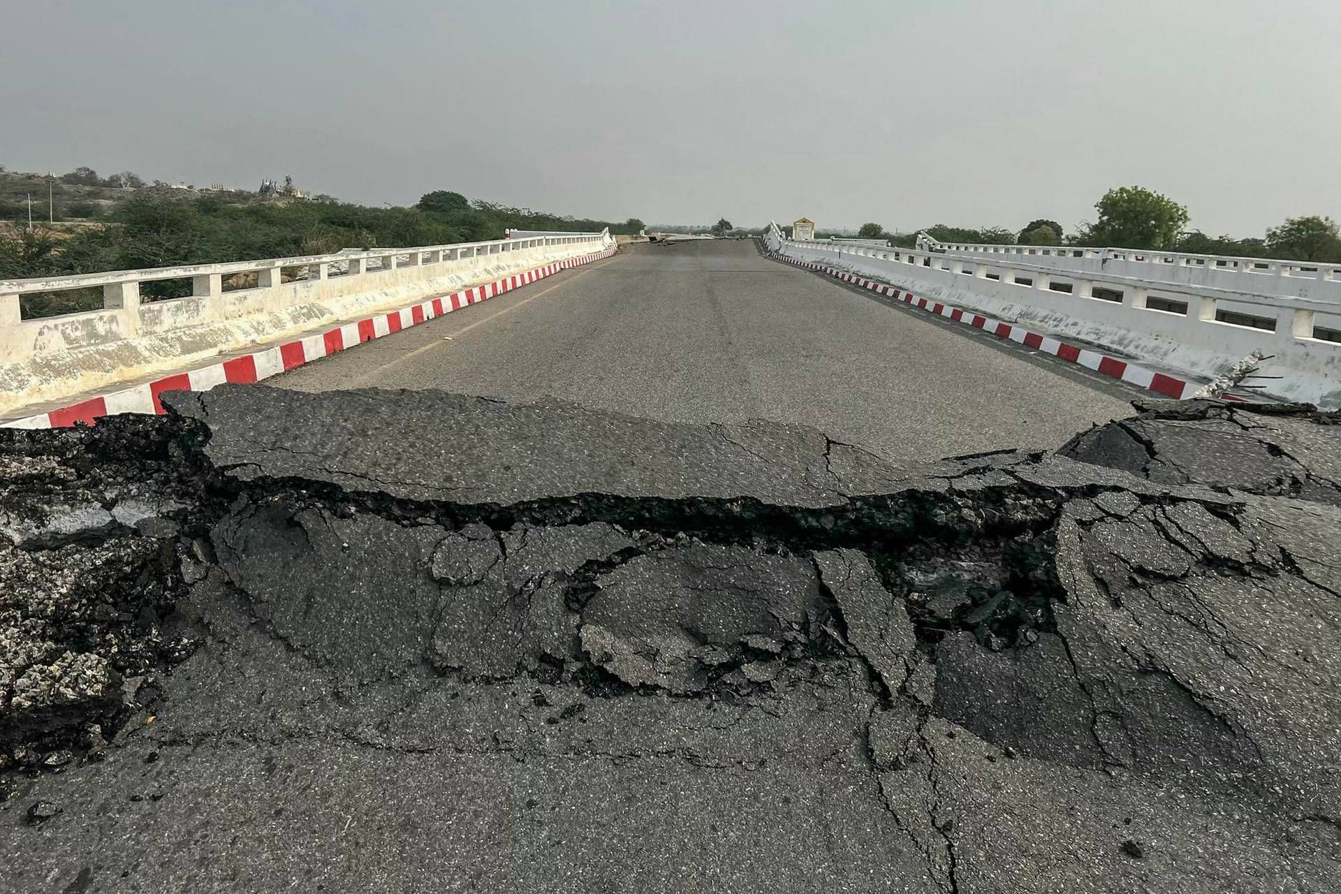 Terremoto in Myanmar, disastro e macerie dopo il sisma: oltre 1