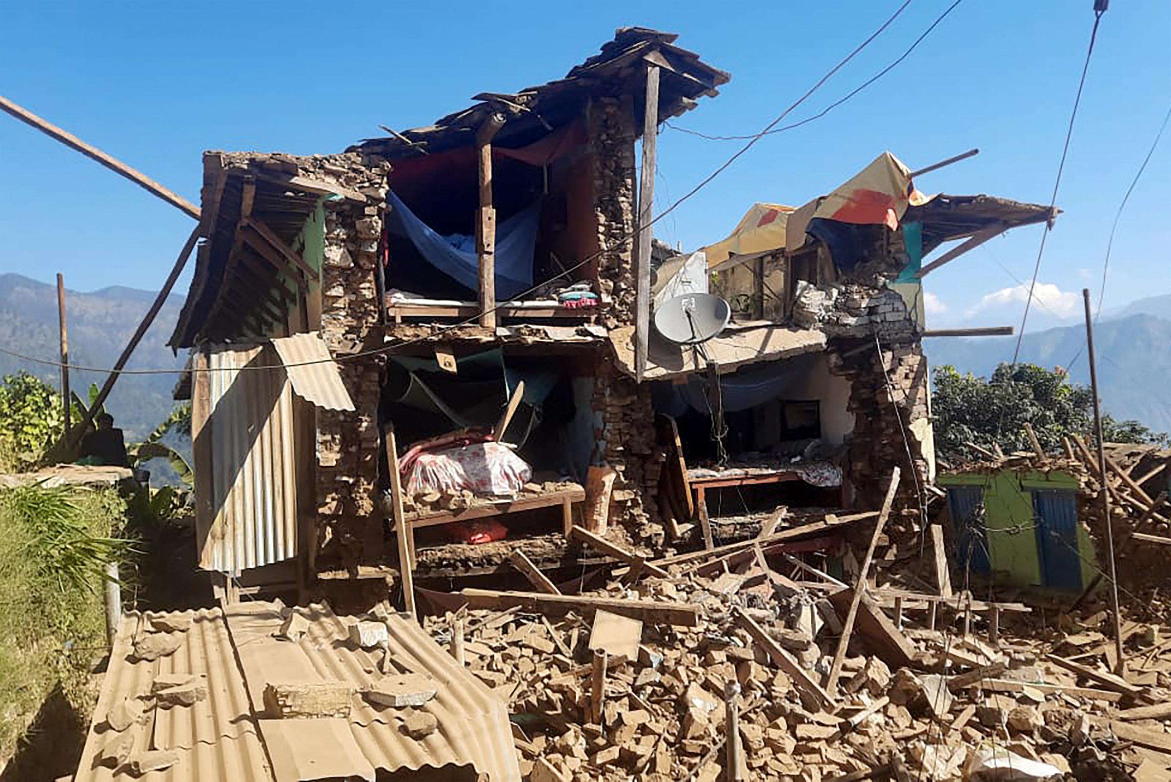 Terremoto in Nepal, scossa di magnitudo 6,4: almeno 140 morti
