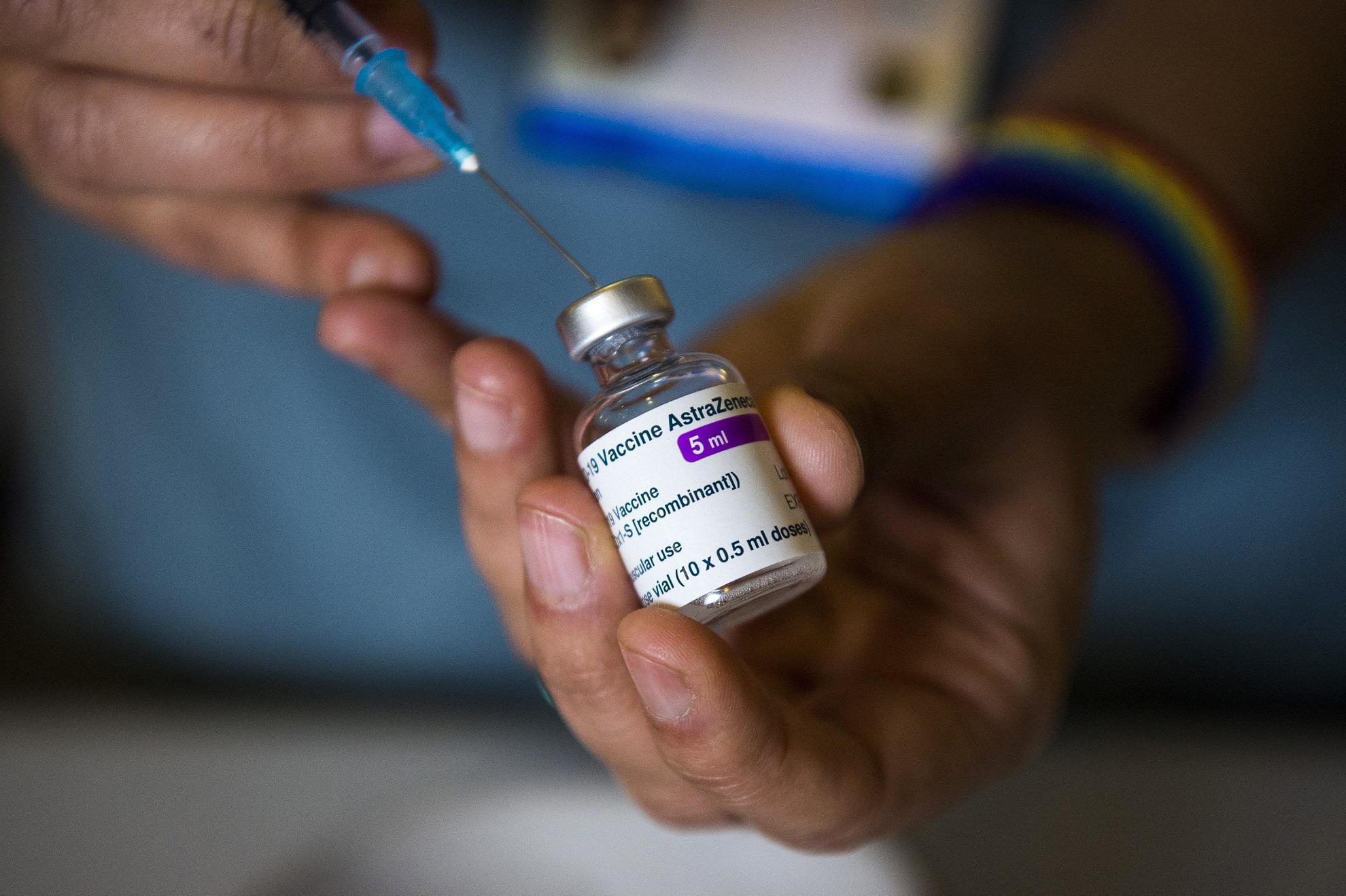 Terza dose, Bertolaso: "Subito per chi ha fatto AstraZeneca 6 mesi fa"