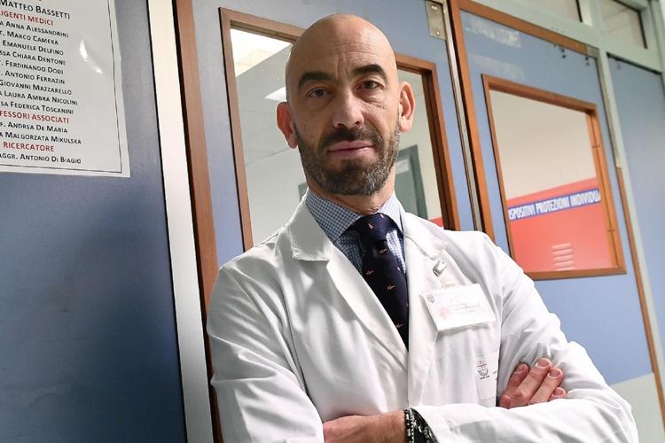 Terza dose e vaccino influenza, Bassetti: "Servono 15 giorni di distanza"
