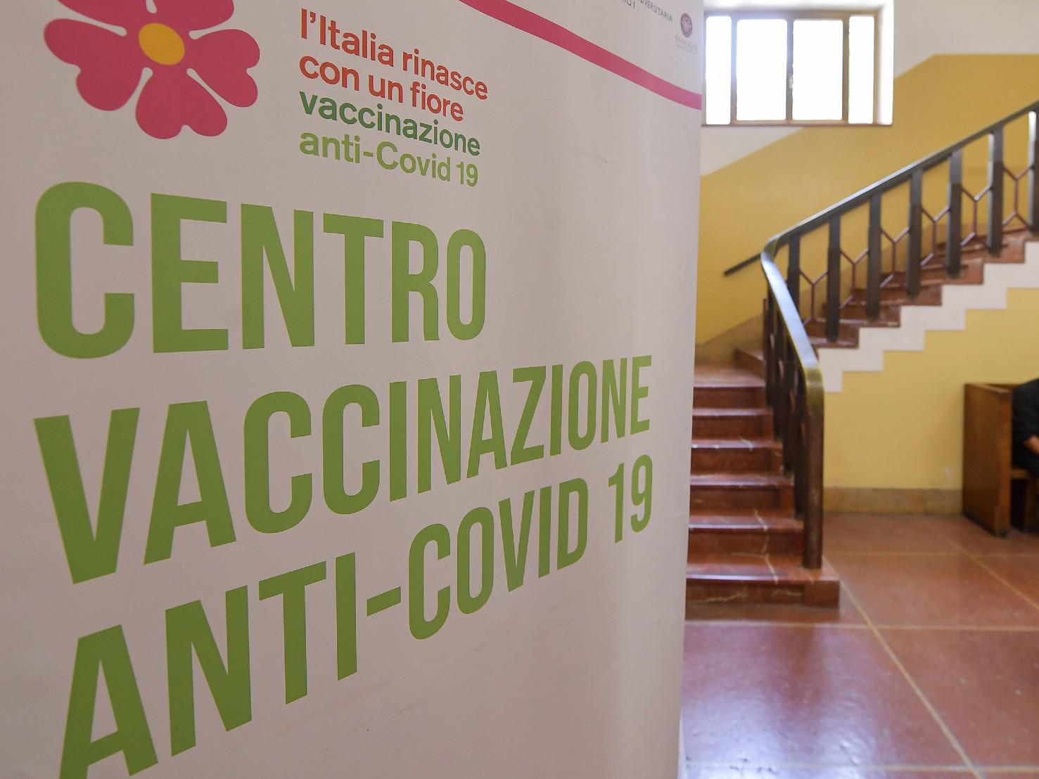 Terza dose, Palù: "Subito agli over 60, sono quelli che rischiano di più"