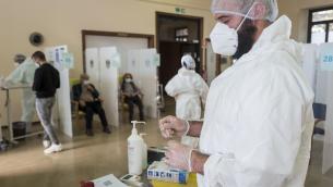 Terza dose, Pregliasco: "Sarà ultima, poi richiamo vaccino solo a fragili"