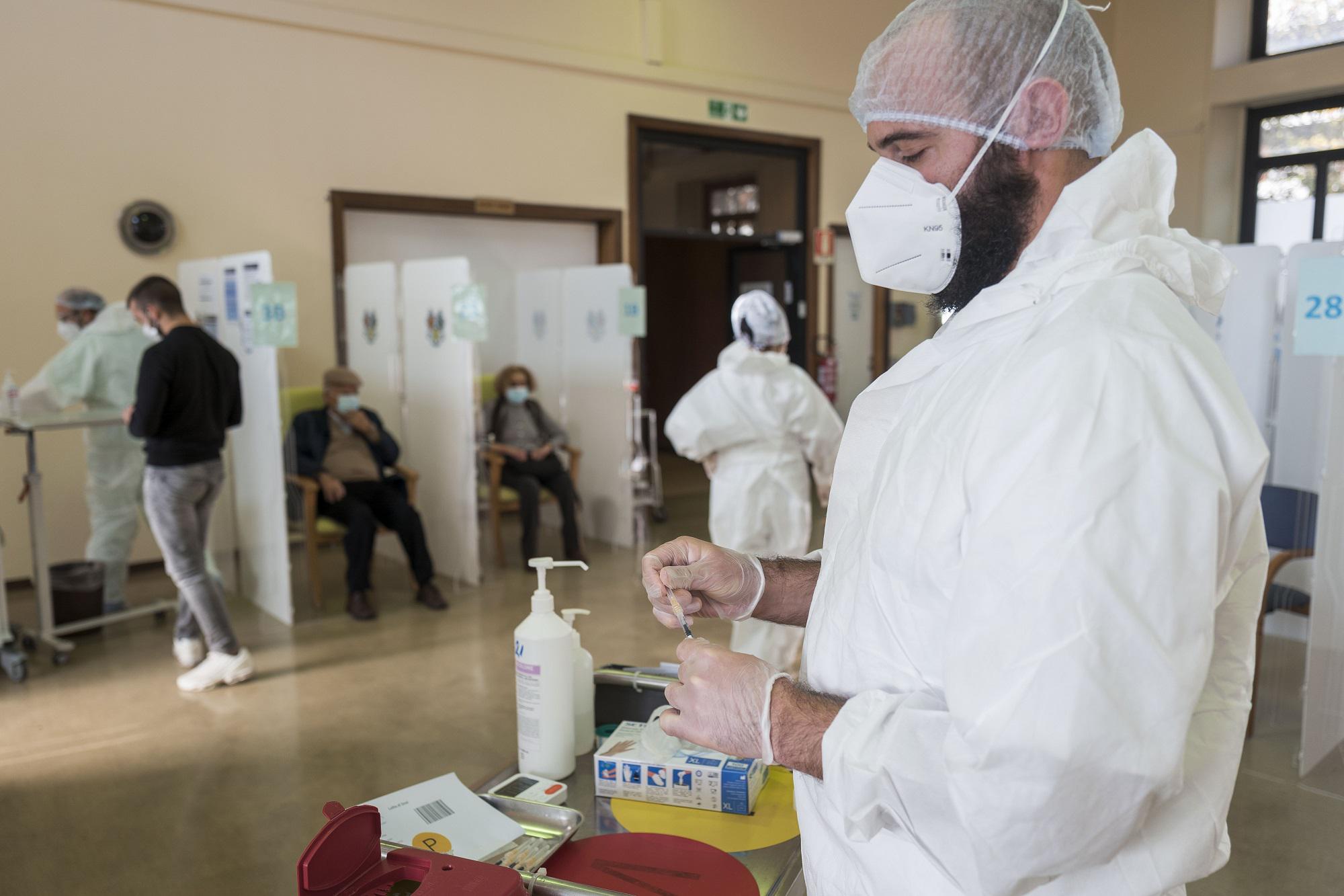 Terza dose, Pregliasco: "Sarà ultima, poi richiamo vaccino solo a fragili"