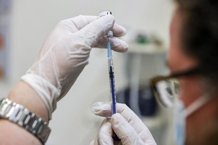 Terza dose vaccino Covid almeno a 28 giorni dall'ultima