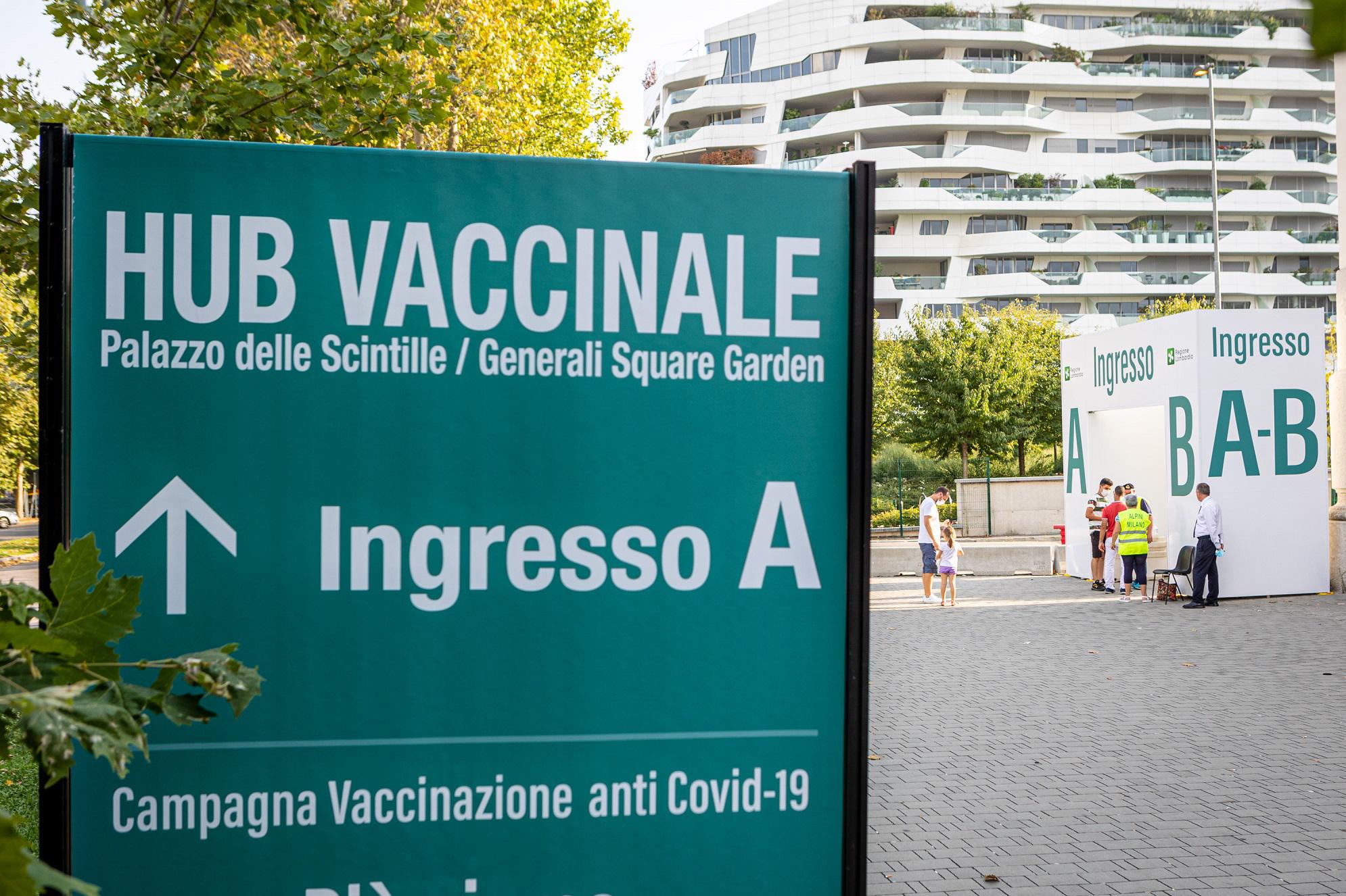 Terza dose vaccino Covid, cosa dicono Costa e Sileri