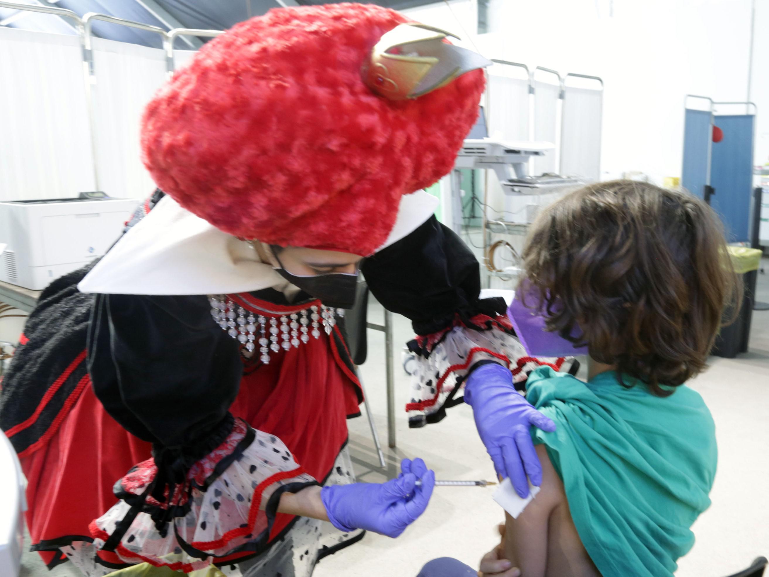 Terza dose vaccino Covid, Pfizer: "In bimbi 5-11 anni rafforza difese anti-Omicron"