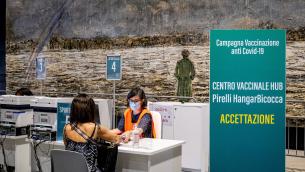 Terza dose vaccino, "possibile anticipare a 5 mesi"