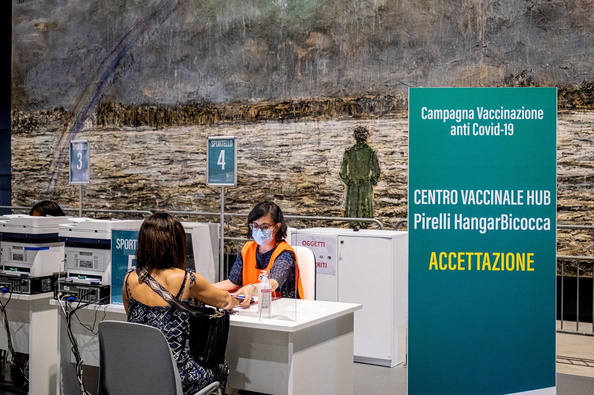 Terza dose vaccino, "possibile anticipare a 5 mesi"