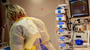 Terza ondata Covid Italia, Lopalco: "Già innescata"