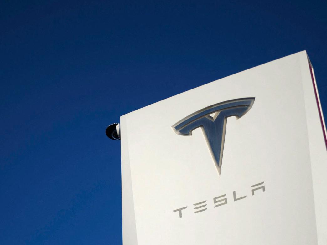 Tesla richiama oltre 400