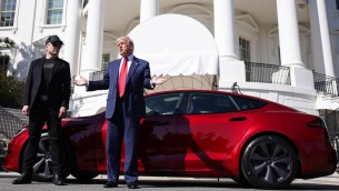 Tesla, utili crollano e Musk prepara addio a Trump