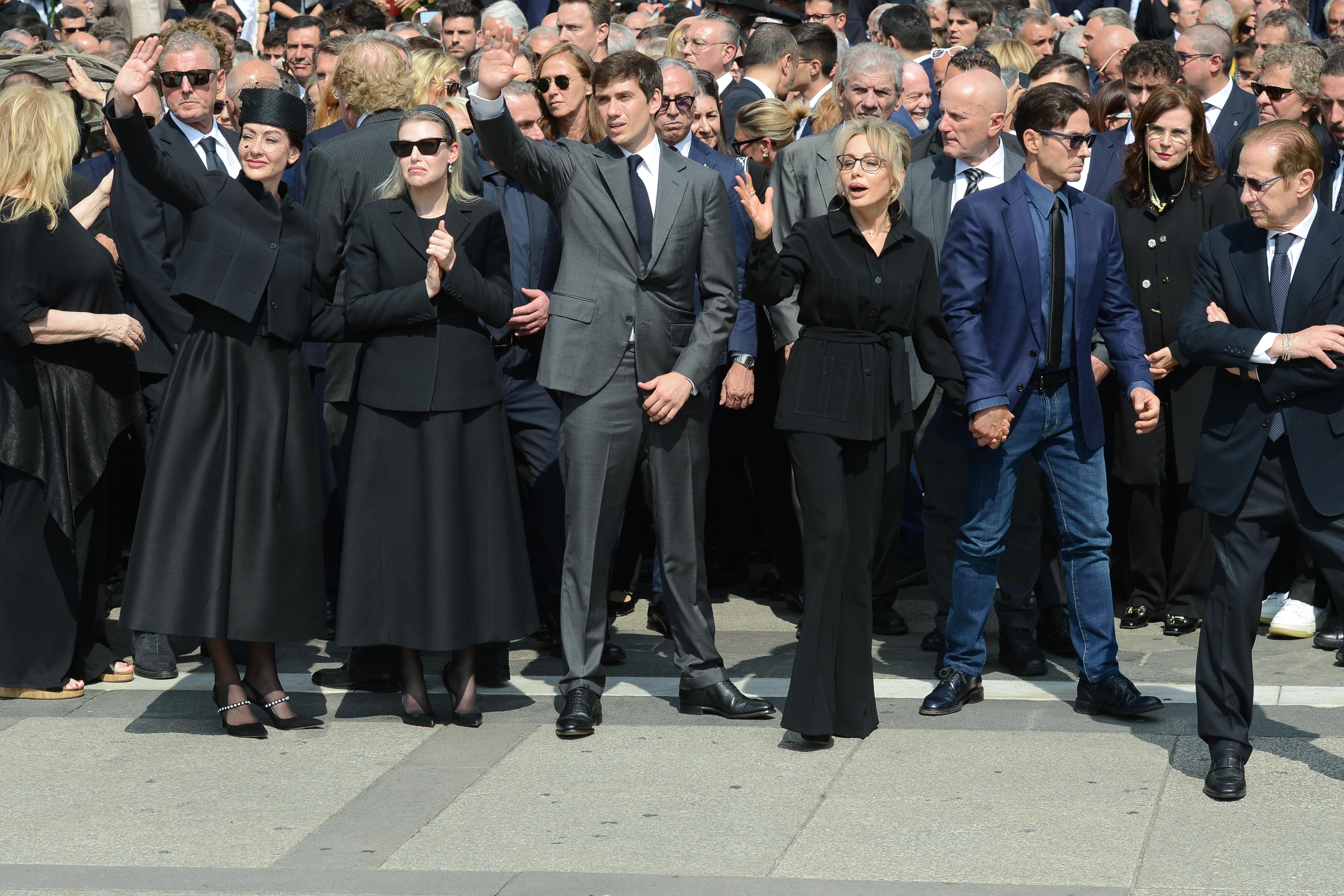 Testamento Berlusconi, i dubbi e una frase sotto i riflettori