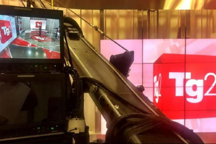 Tg2, stella a 5 punte in ascensore: indaga la Digos