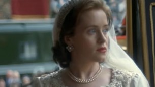 The Crown, dagli abiti ai corgi di porcellana: all'asta i cimeli della serie Netflix