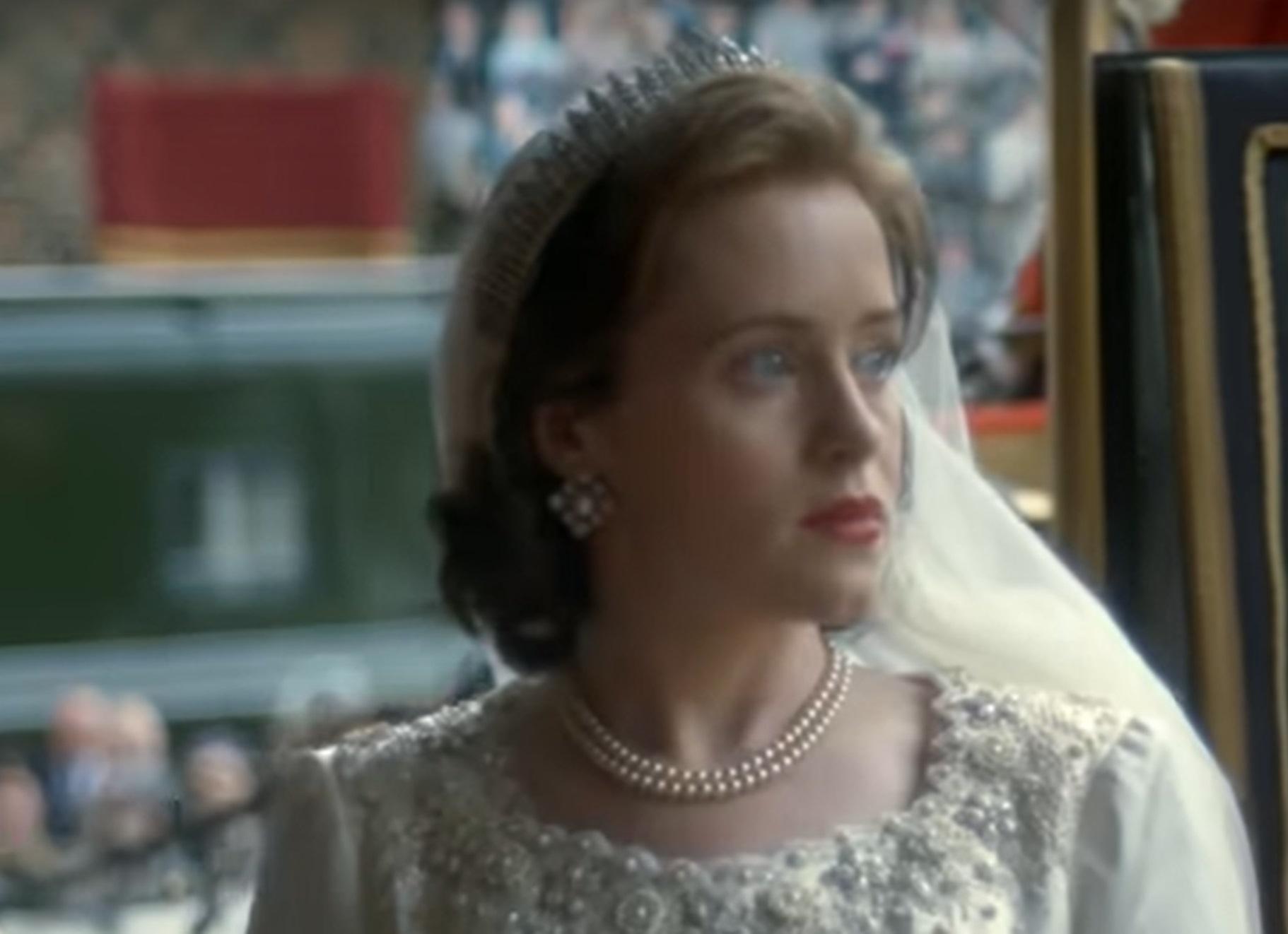 The Crown, dagli abiti ai corgi di porcellana: all'asta i cimeli della serie Netflix