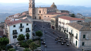 La piazza e la Cattedrale di Santa Severina (Crotone)