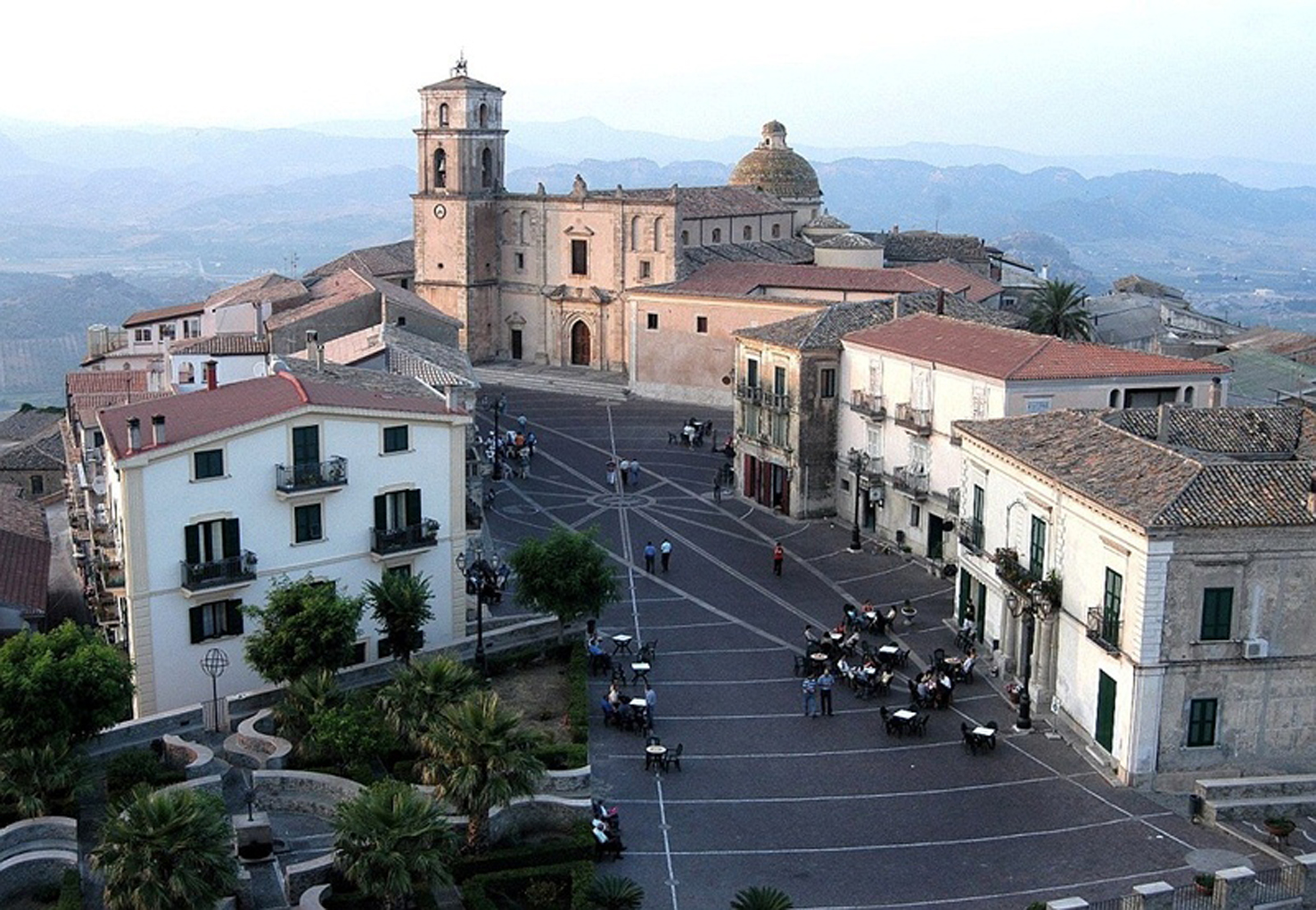 La piazza e la Cattedrale di Santa Severina (Crotone)