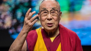 Tibet, Dalai Lama si scusa per aver chiesto a bambino di "succhiargli lingua"