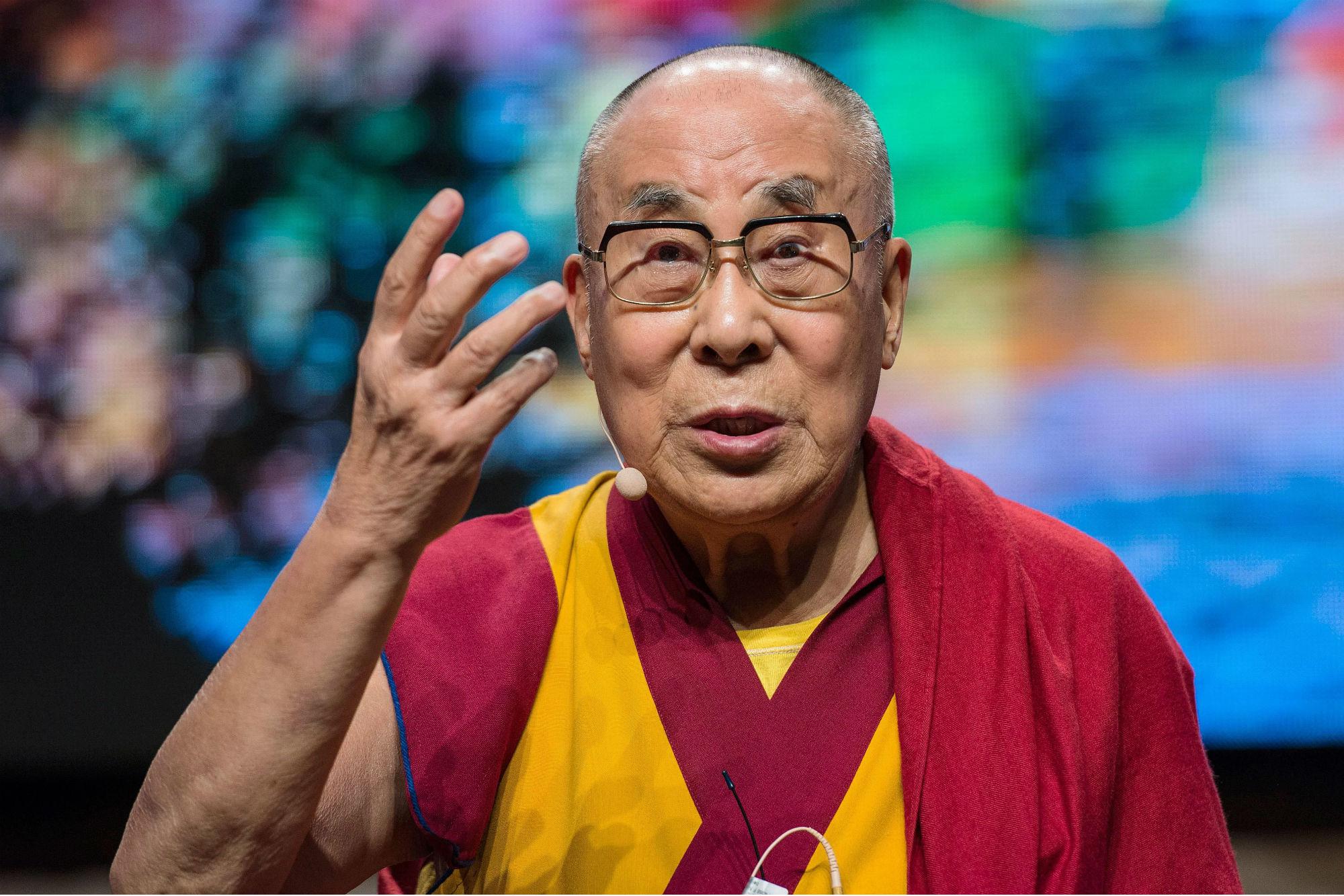 Tibet, Dalai Lama si scusa per aver chiesto a bambino di "succhiargli lingua"