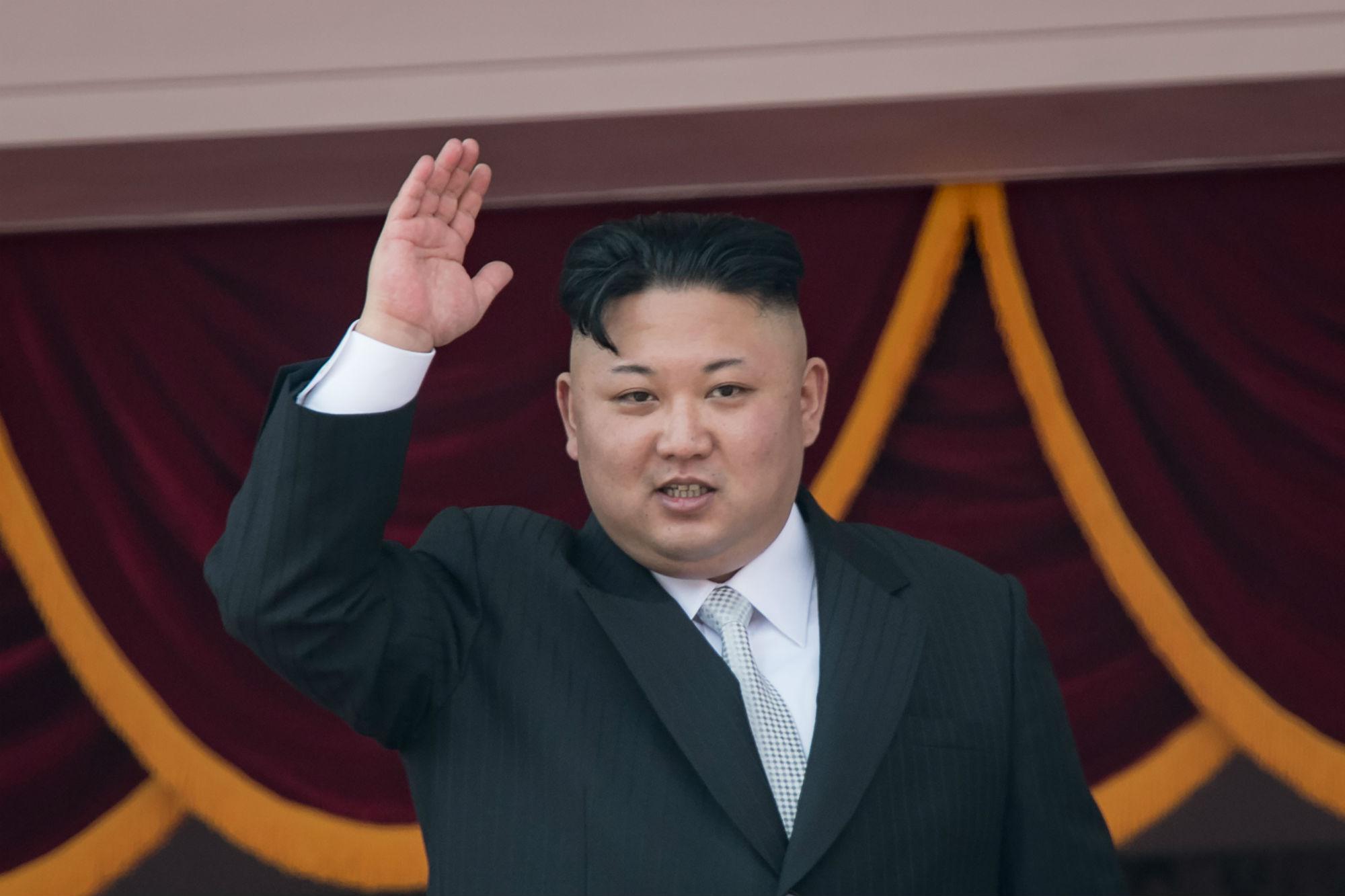 Tifone Khanun arriva in Corea del Nord, l'ordine: "Salvate i ritratti di Kim"