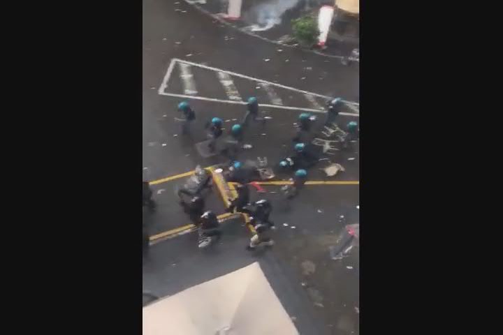 Tifosi Eintracht, guerriglia a Napoli: città a ferro e fuoco - Video