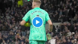 Tifoso del Tottenham colpisce con calcio portiere dell'Arsenal - Video