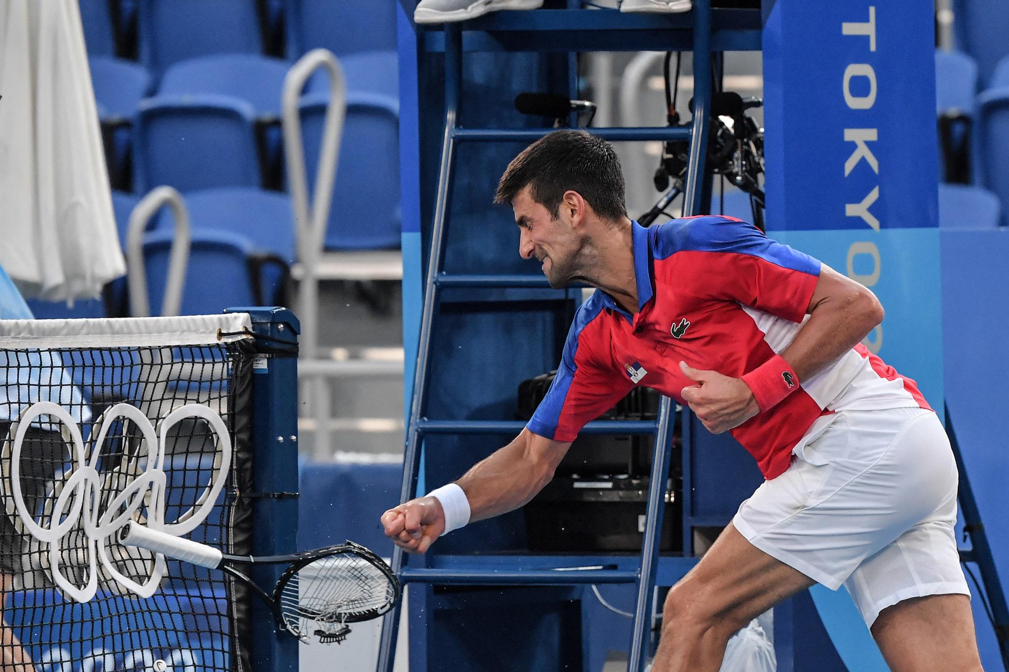 Tokyo 2020, Djokovic infuriato spacca la racchetta