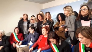 Una rappresentanza di donne al Consiglio regionale assiste alla discussione (foto da Fb Raffaella Rinaldis)