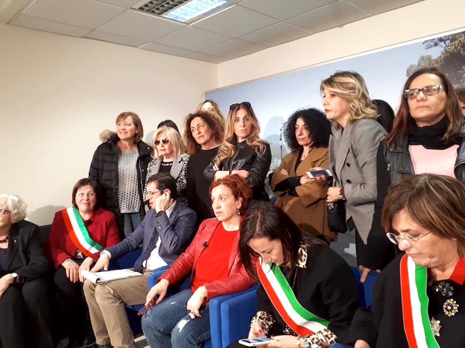 Una rappresentanza di donne al Consiglio regionale assiste alla discussione (foto da Fb Raffaella Rinaldis)
