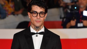 Tony Effe e la 'cacciata' dal capodanno di Roma, un putiferio che è solo 'sesso e samba'