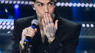 Tony Effe, finale a Sanremo 2025 con il rosario d'oro