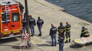 Torino, cade nel Po mentre scatta foto alla moglie e muore