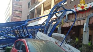 Torino, gru cade su un palazzo: morti 2 operai