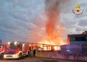 Torino, incendio all'alba in zona industriale di Villastellone