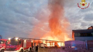 Torino, incendio all'alba in zona industriale di Villastellone