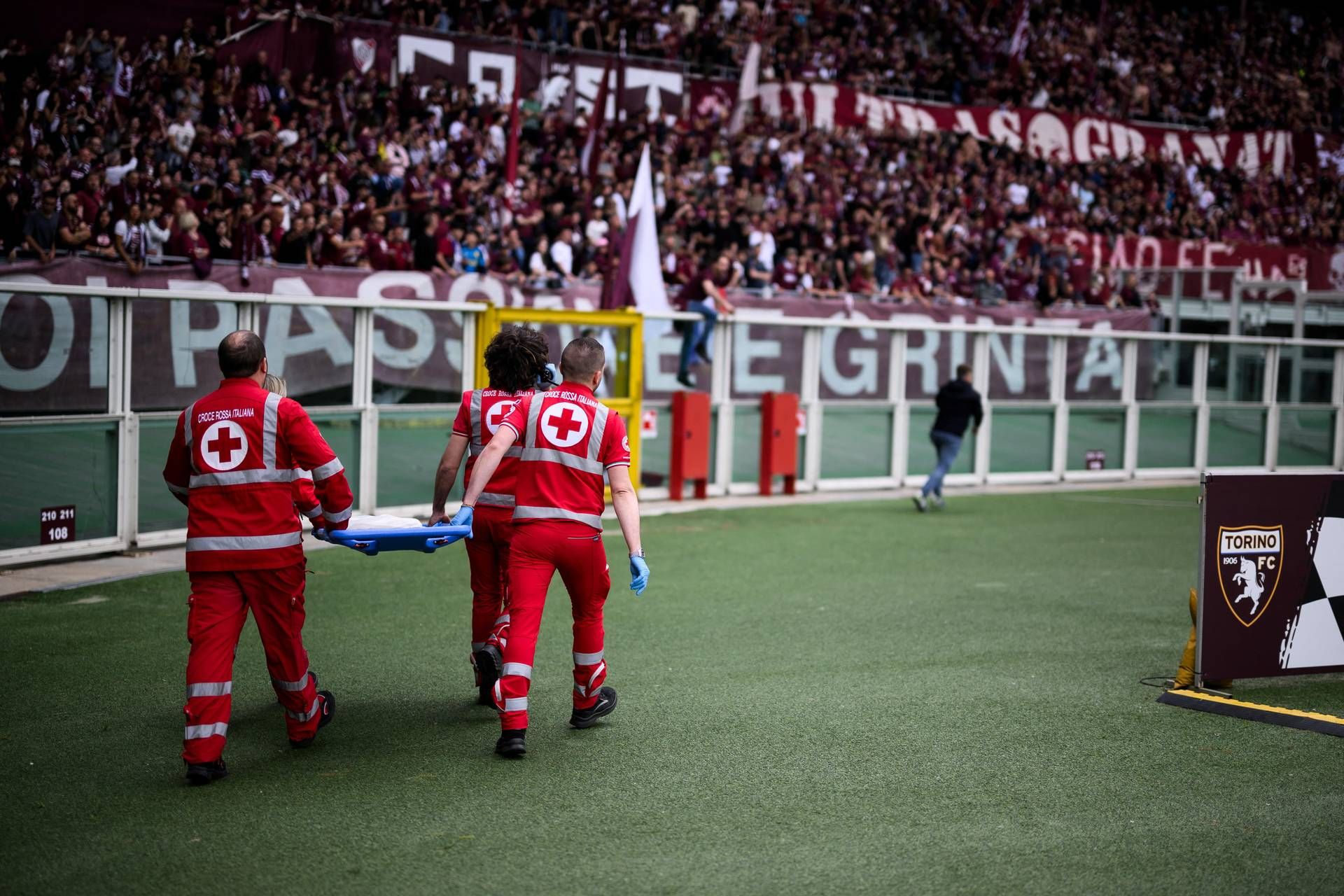 Torino-Inter, partita interrotta per soccorsi a un tifoso: cos'è successo