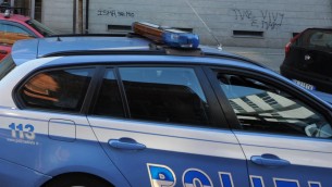 Torino, tensione sotto questura: antagonisti assaltano volante