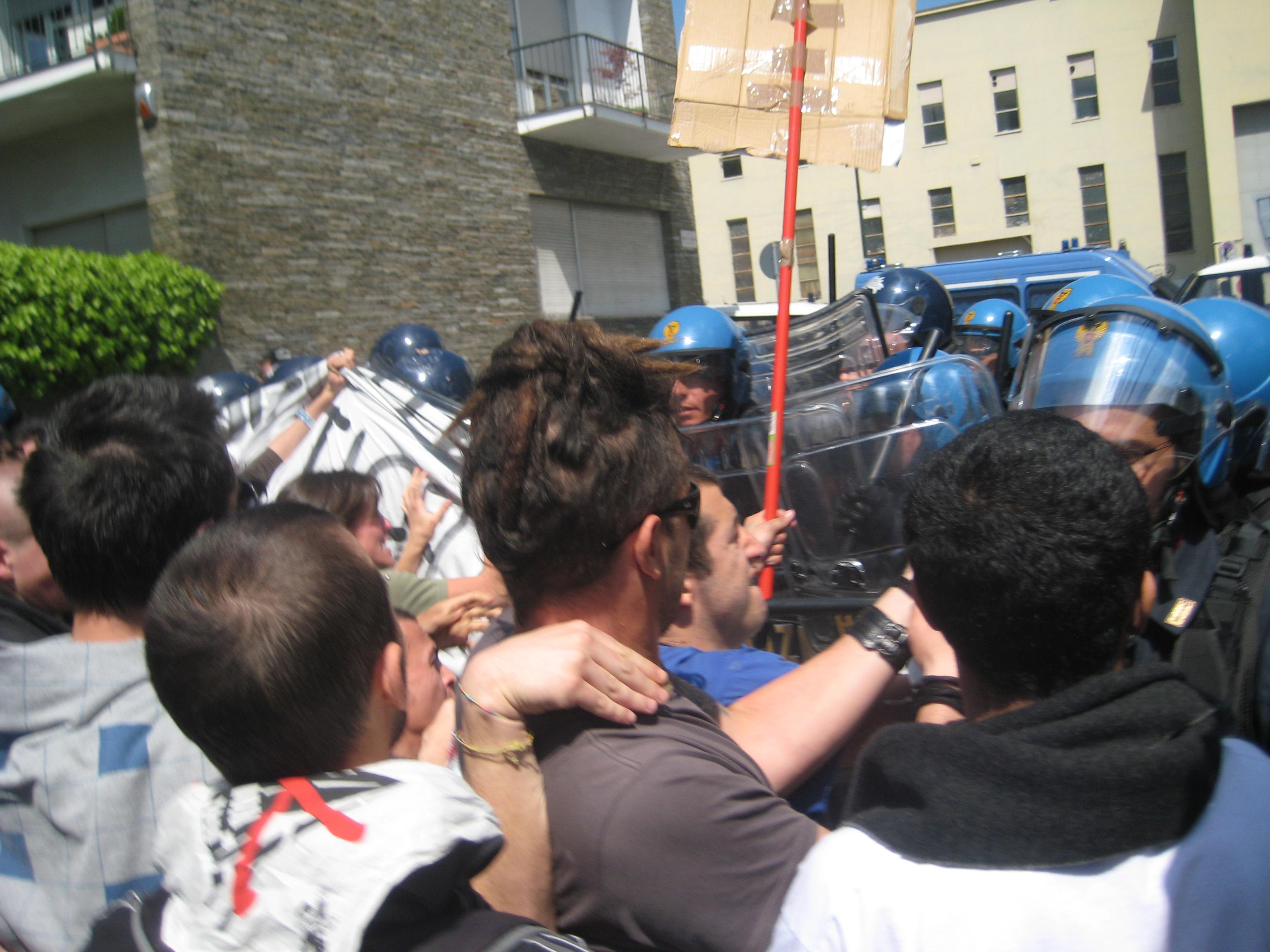 Torino, tensioni a corteo pro-Palestina: scontri e feriti