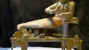Torna a splendere urna etrusca grazie a collaborazione fra Q8 e Museo di Villa Giulia