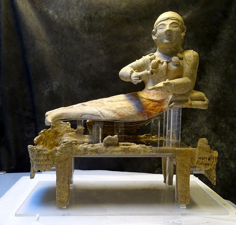 Torna a splendere urna etrusca grazie a collaborazione fra Q8 e Museo di Villa Giulia