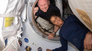 Tornati sulla Terra i due astronauti Usa bloccati per 9 mesi nello spazio - Video