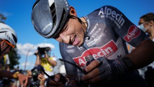 Tour de France, tris di Philipsen: sua la 16esima tappa
