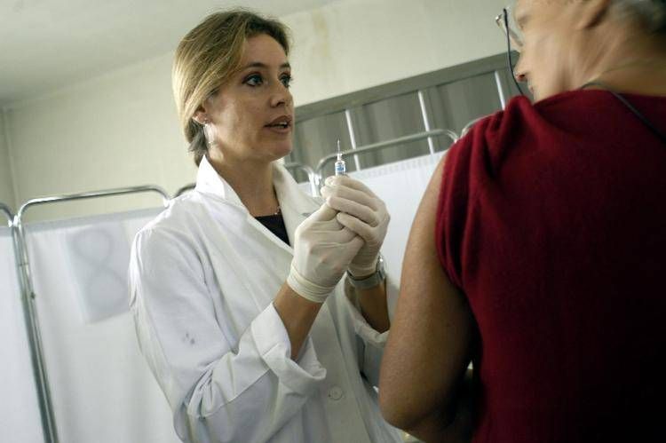 Tour in 10 regioni, Fondazione Aiom: "I pazienti oncologici devono vaccinarsi"