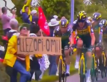 Tour, una tifosa fa cadere tutto il gruppo - Video