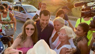 Tra selfie e giro in barca finisce la due giorni di Salvini a Lampedusa