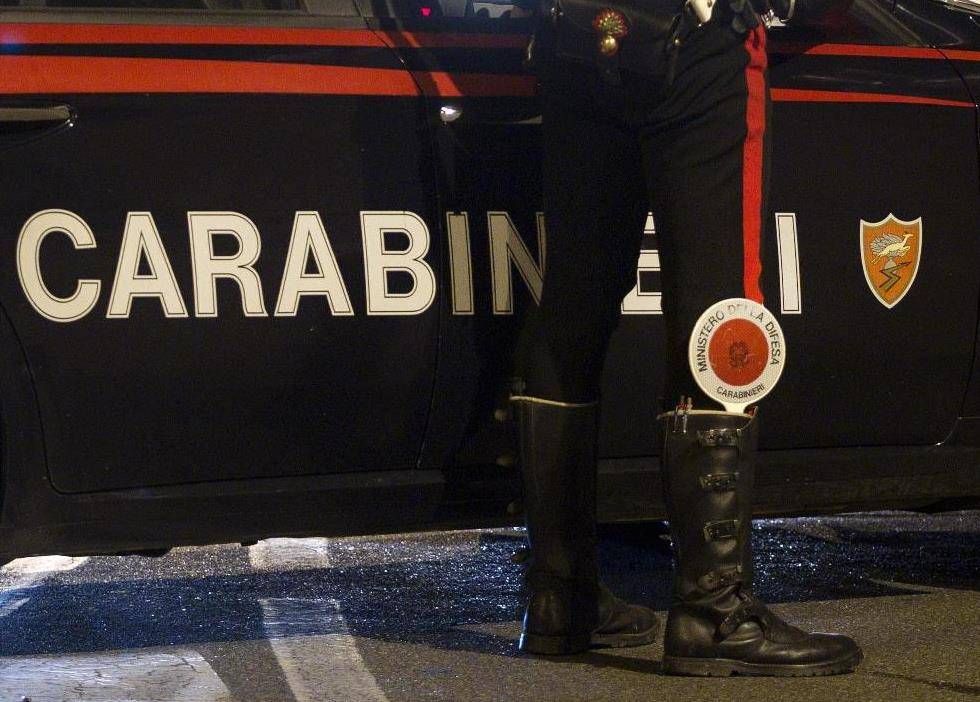 Tragedia alla festa di Carnevale, 22enne muore accoltellato a Nuoro: caccia al killer