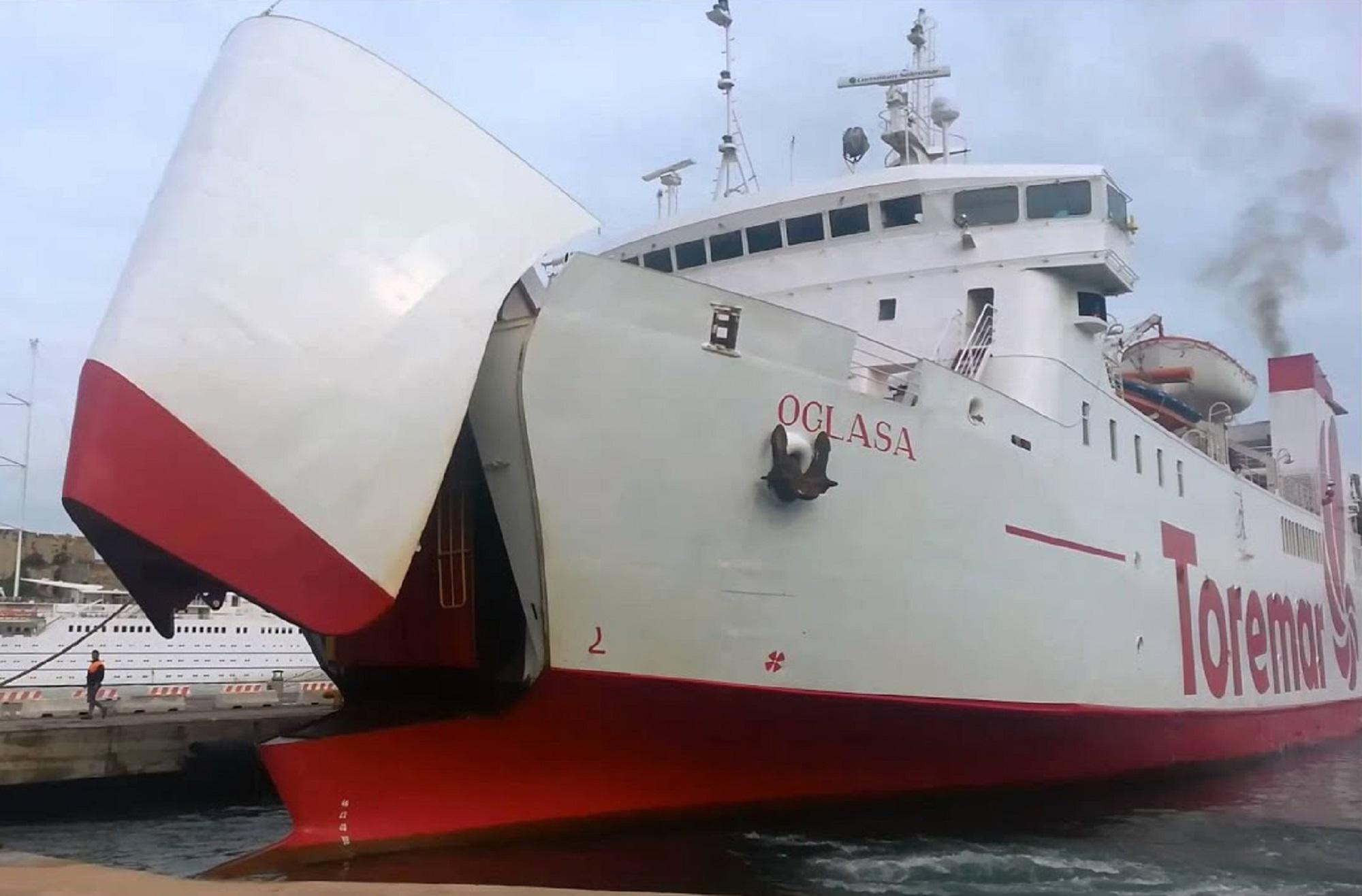 Traghetto urta banchina a Portoferraio, 3 feriti lievi