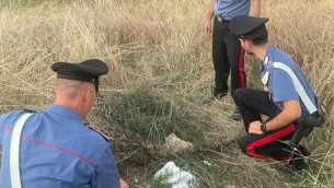 Trapani, neonato abbandonato in campagna a Paceco: arrestati baby genitori